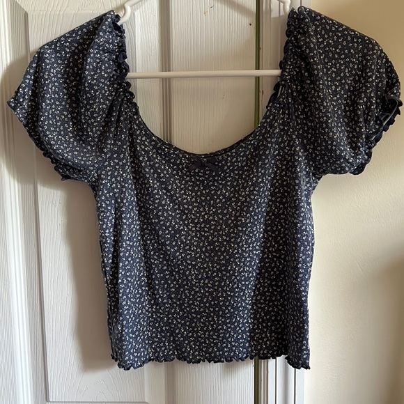 A comfortable, flattering, flower crop top. - Picture 1 of 4